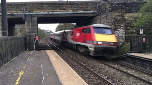 Train passant sous un pont