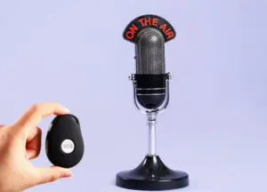 nirbi à côté d'un microphone
